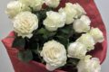 Букет 15 белых роз (Эквадор), в крафте